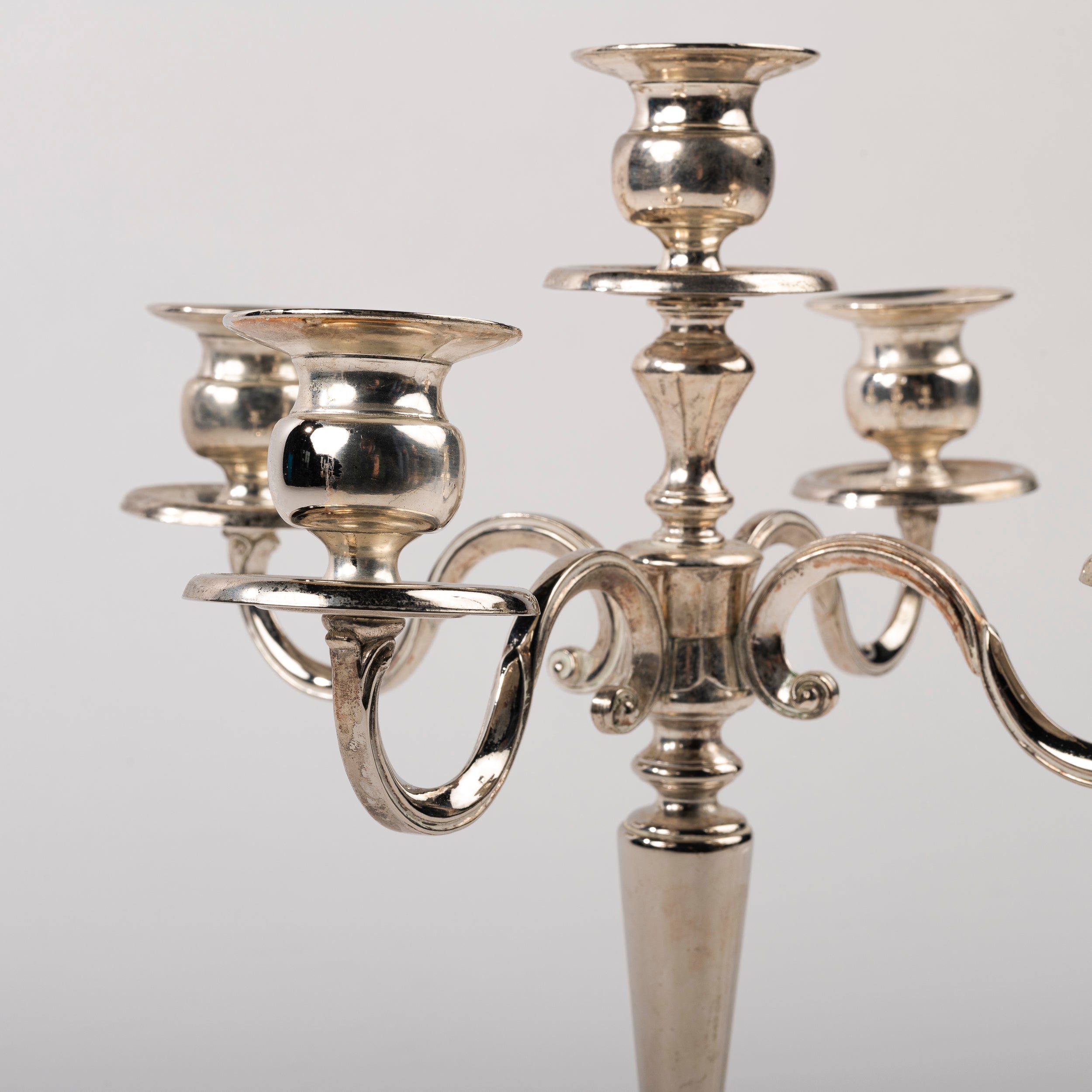 CANDELABRO A CINQUE BRACCIA IN ARGENTO MOD. STILE INGLESE LAVORATO h 35 cm